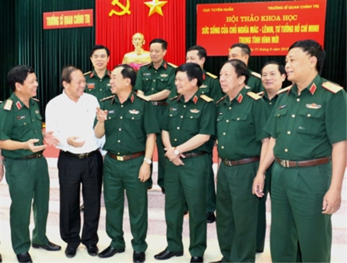 Thượng tướng Mai Quang Phấn trao đổi với các đại biểu dự hội thảo.